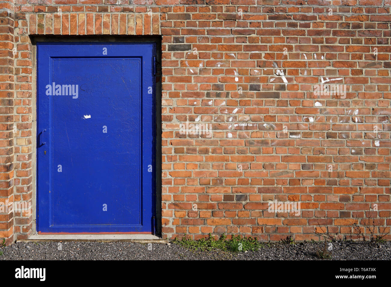 Blue steel porte d'un immeuble à Magdeburg Banque D'Images