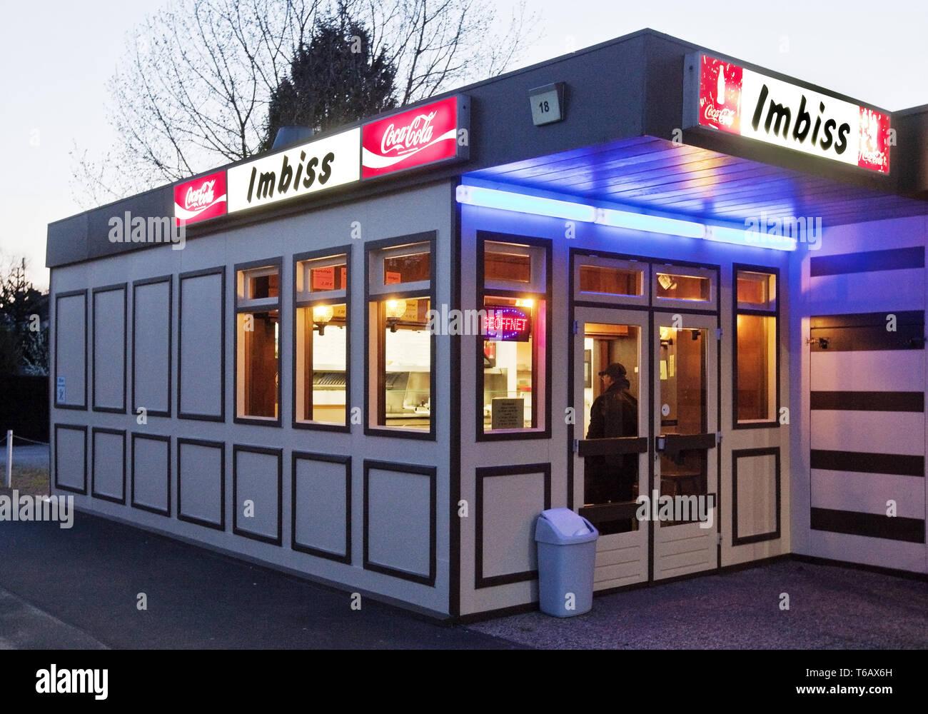Snack-bar typique dans la soirée, Hagen, Ruhr, Rhénanie du Nord-Westphalie, Allemagne Banque D'Images