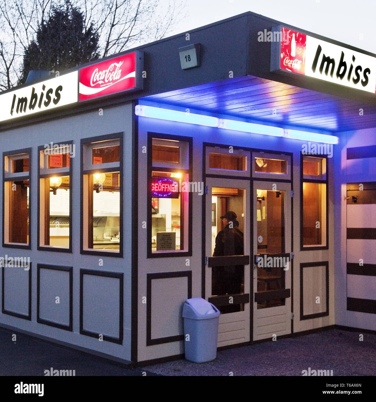 Snack-bar typique dans la soirée, Hagen, Ruhr, Rhénanie du Nord-Westphalie, Allemagne Banque D'Images