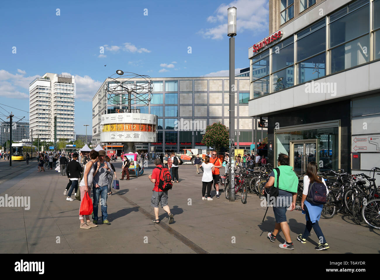 Scène de rue dans le centre de Berlin, à Alexanderplatz Banque D'Images