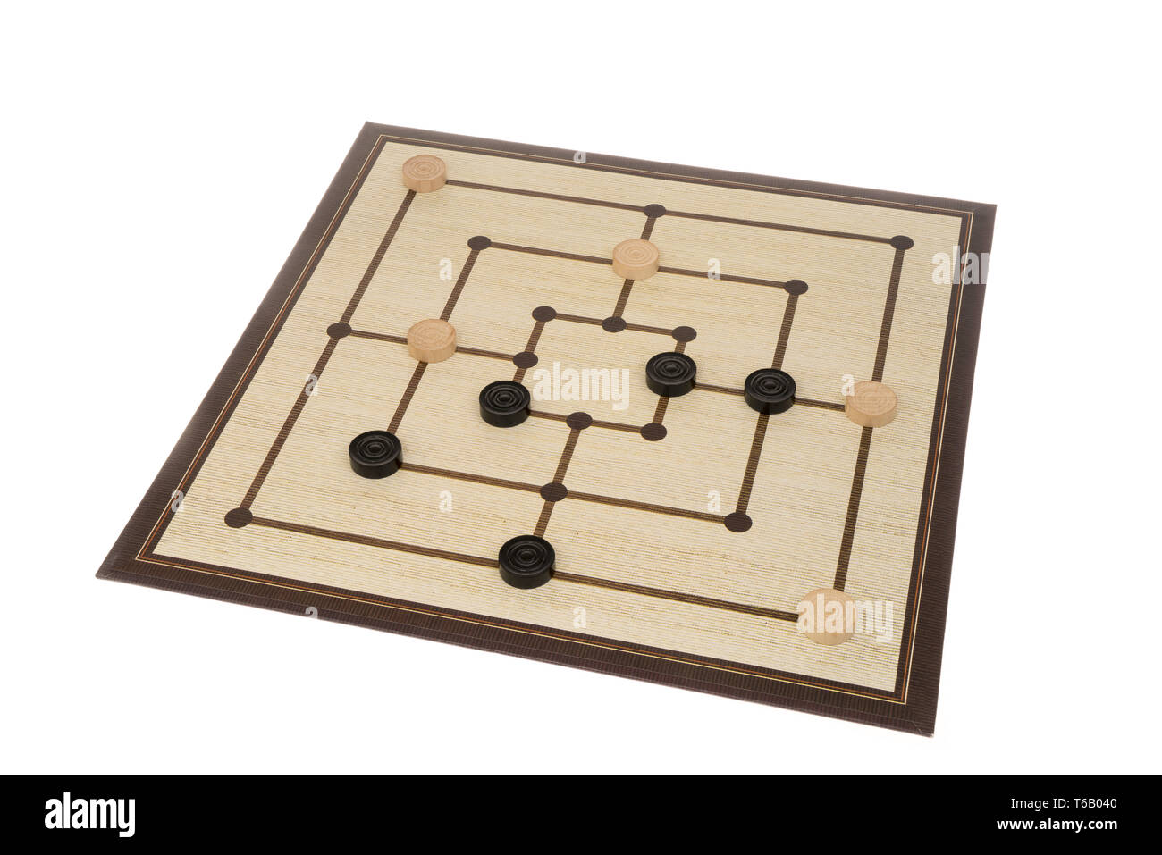 Jeu de dames sur une vieille planche de bois Banque D'Images