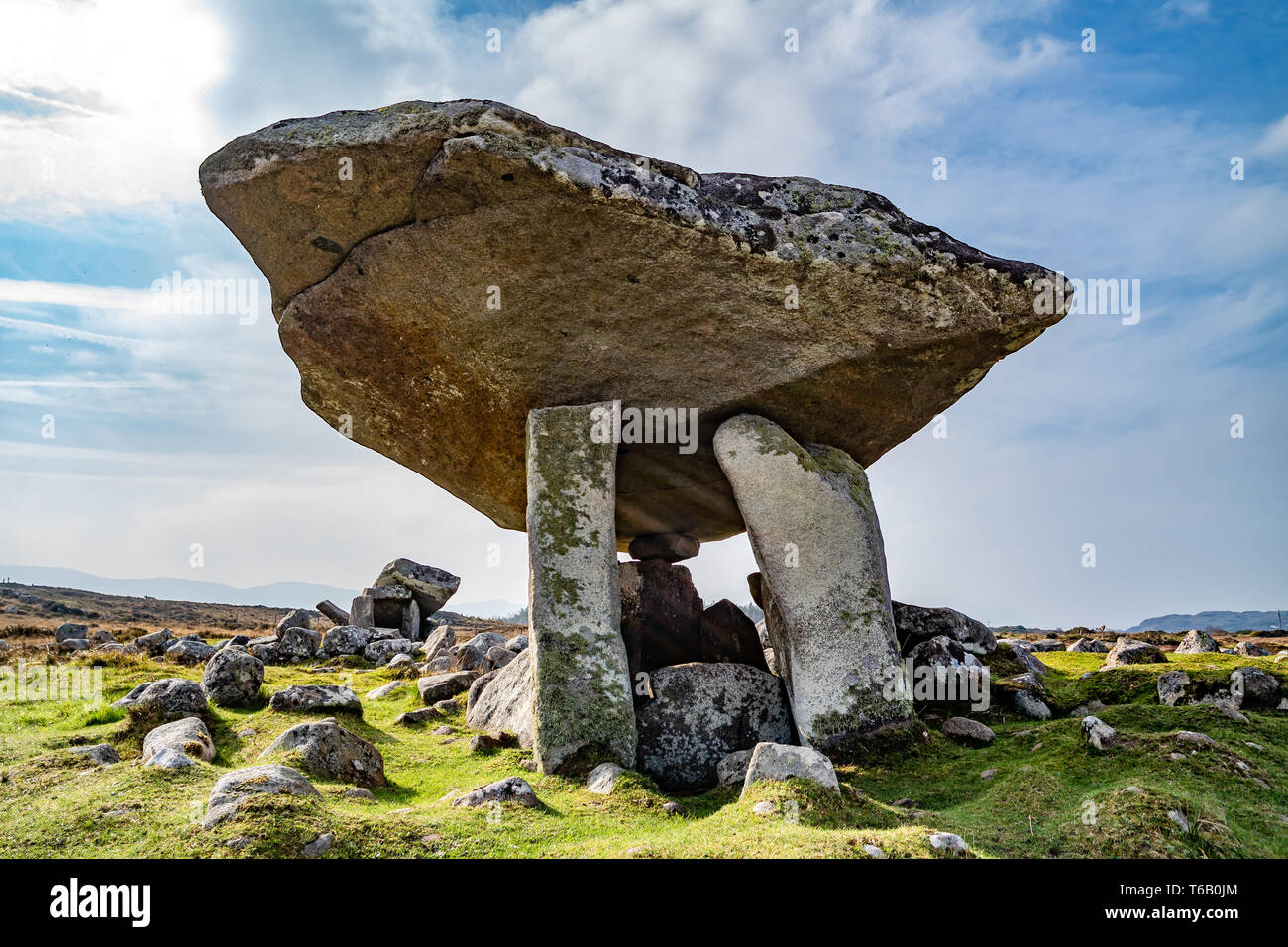 L'Kilclooney Dolmen est monument néolithique datant de 4000 à 3000 avant J.-C. entre Ardara et Portnoo dans le comté de Donegal, Irlande. Banque D'Images