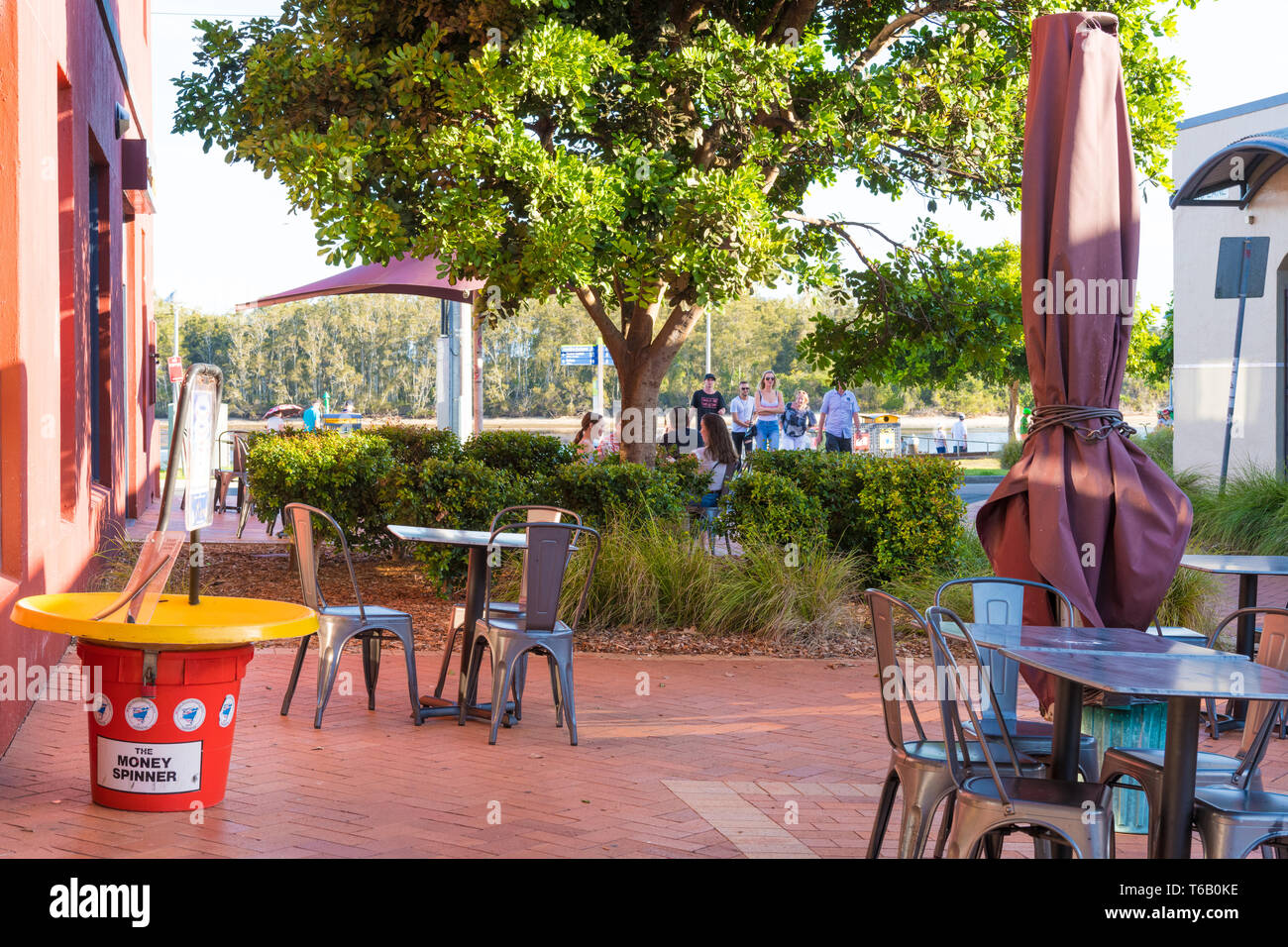 Forster, , Australia-April 20, 2019 : les personnes bénéficiant du beau temps dans la ville de Forster, une ville côtière dans la région des Grands Lacs Banque D'Images