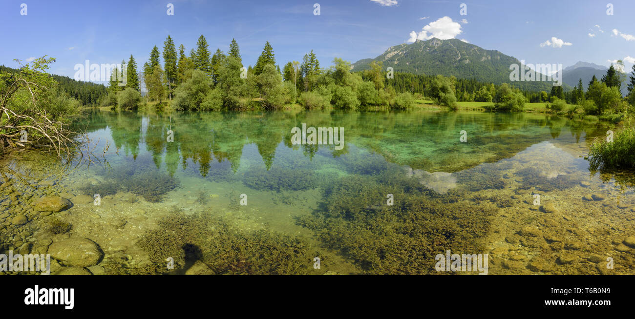 Large panorama de paysage en Bavière avec des montagnes dans le lac miroir Banque D'Images