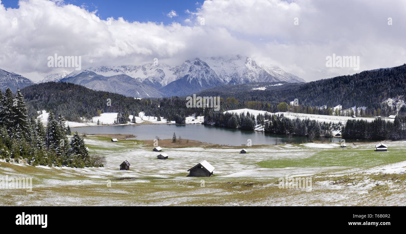 Vaste panorama des paysages dans les montagnes des Alpes de Bavière en hiver Banque D'Images