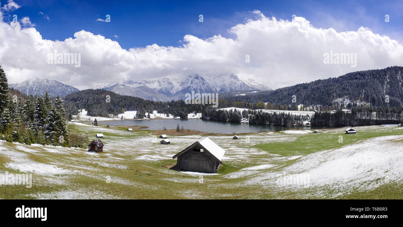 Vaste panorama des paysages dans les montagnes des Alpes de Bavière en hiver Banque D'Images