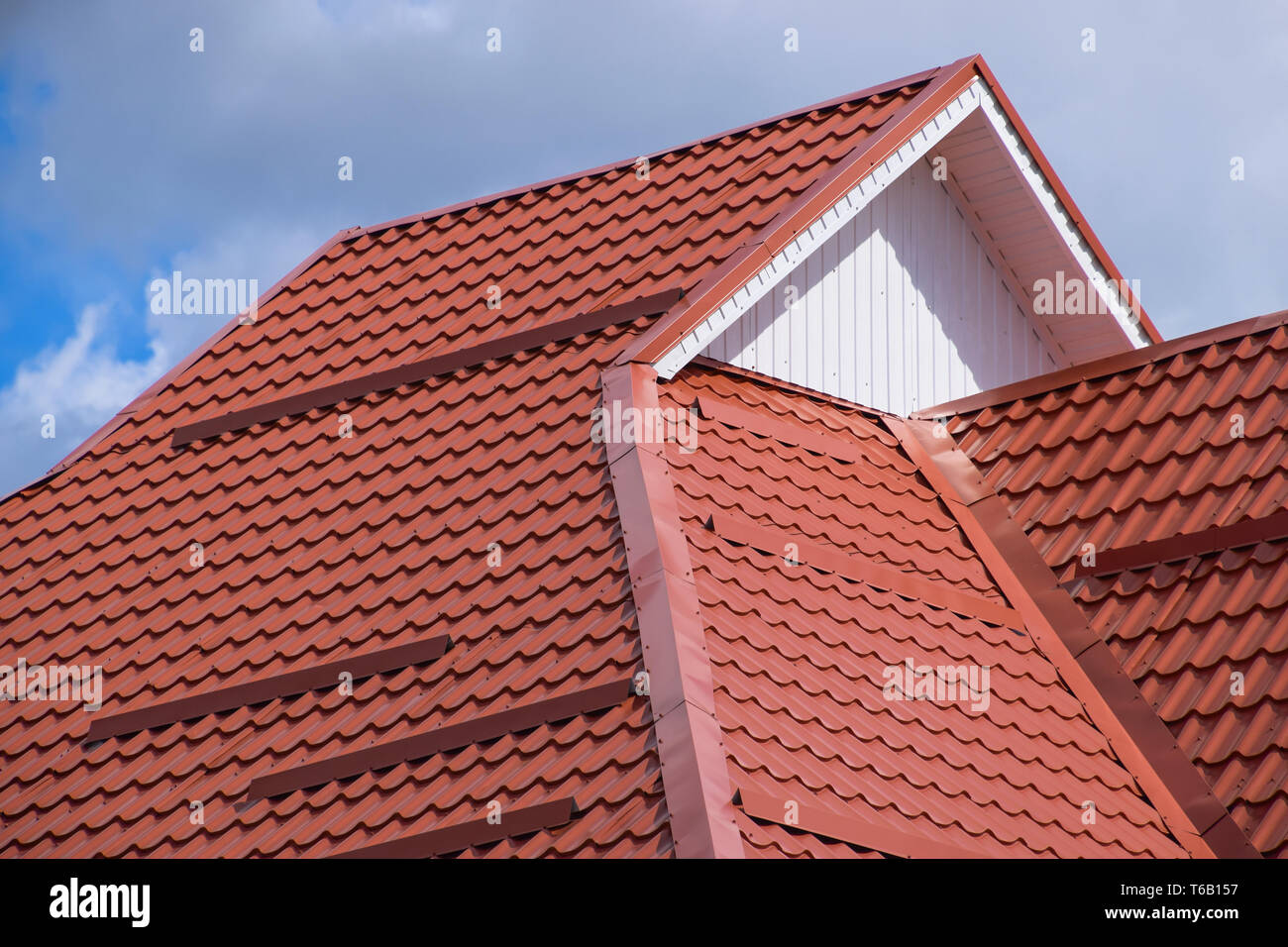 Le toit de tôle ondulée rouge orange Banque D'Images