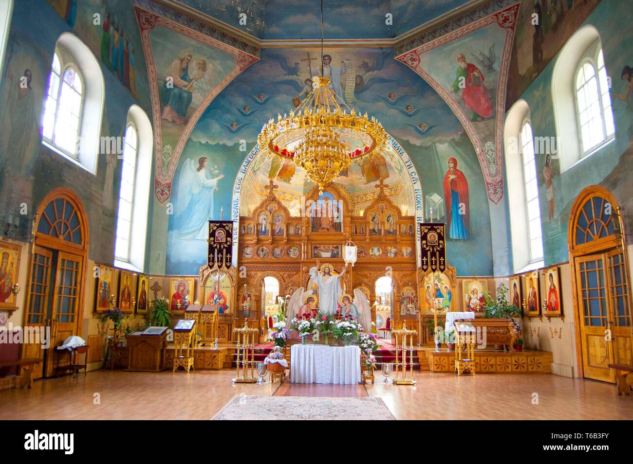 L'intérieur de l'église orthodoxe chrétienne 'Trois Saints' en Crimée, ville de Simferopol Banque D'Images