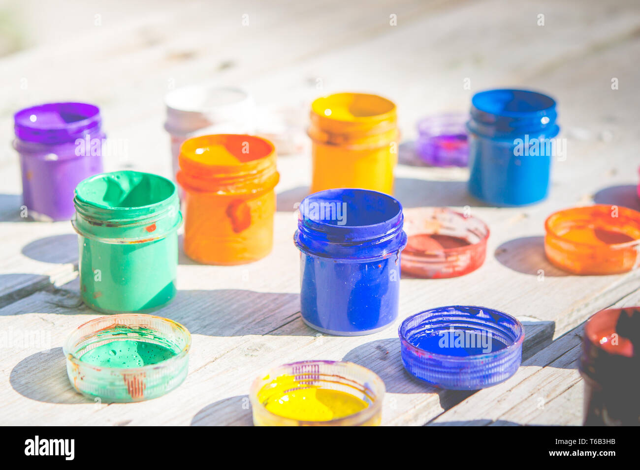 Les petits pots de peinture à la gouache sur une table en bois Banque D'Images