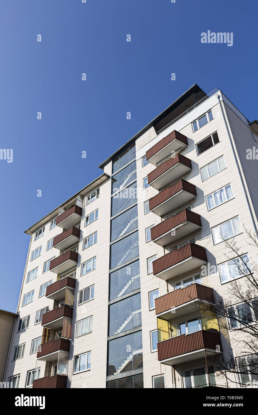 Gratte-ciel de logement social avec ciel bleu à Berlin Banque D'Images