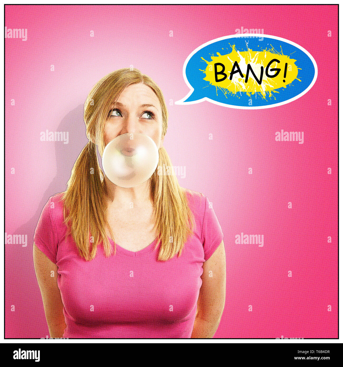 Femme de bande dessinée se gonfle la bulle de chewing-gum Banque D'Images