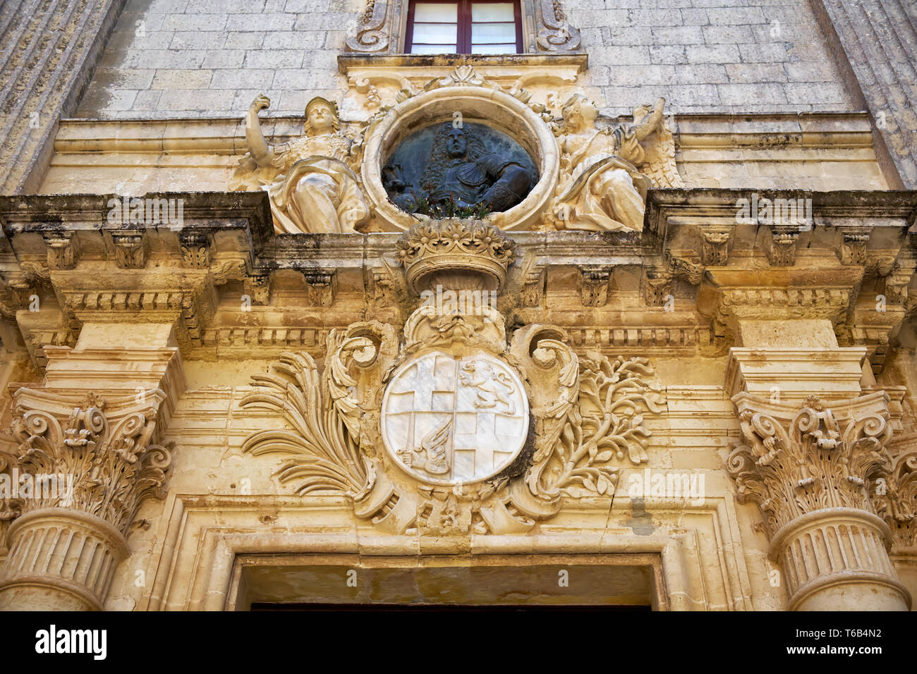 Décor sculpté sur l'entrée de Palazzo Vilhena, maintenant Musée d'Histoire Naturelle, Mdina Banque D'Images
