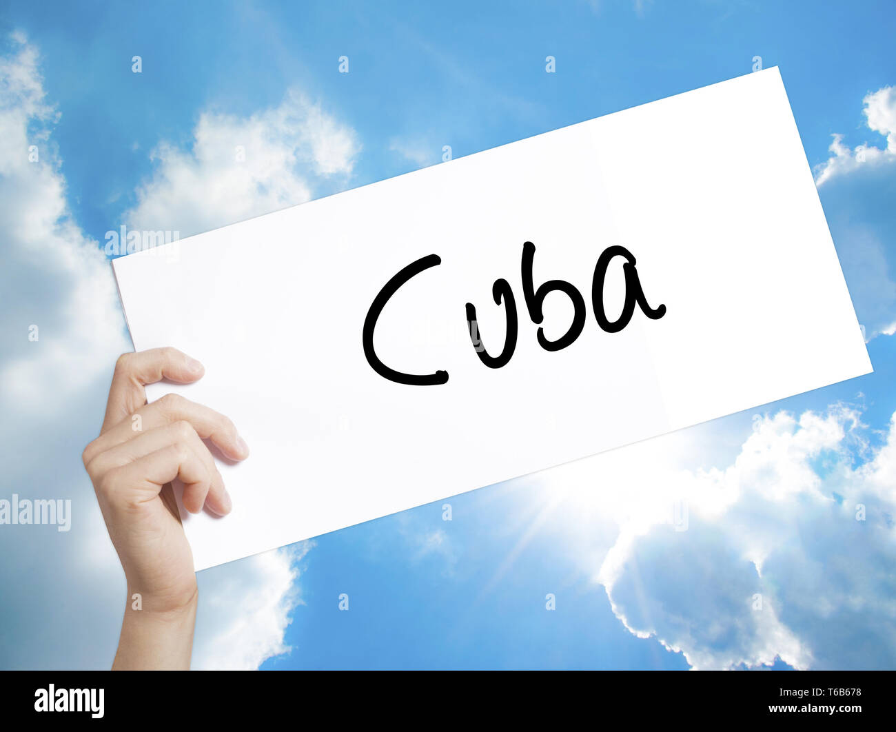 Cuba signe sur papier blanc. Tenir la main de l'homme papier avec texte. Isolé sur fond de ciel Banque D'Images