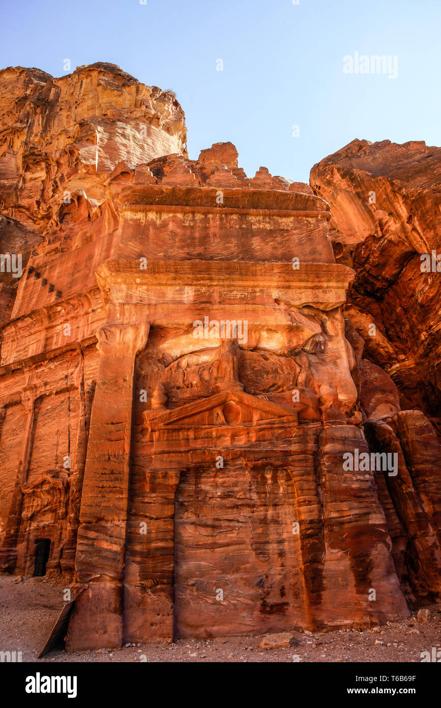 Rose Red Rock tombe façade, Rue de façades, Petra en Jordanie. Banque D'Images