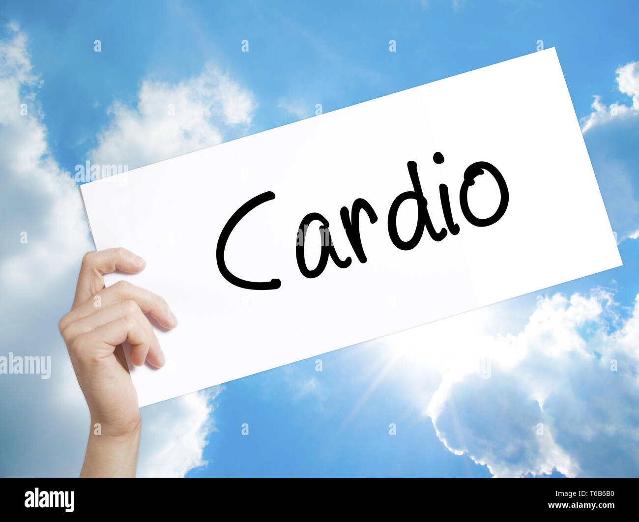 Signe de cardio sur du papier blanc. Tenir la main de l'homme papier avec texte. Isolé sur fond de ciel Banque D'Images