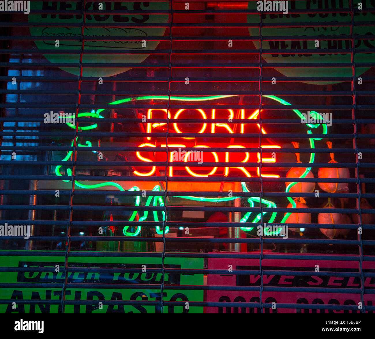 L'enseigne au néon dans la fenêtre d'un magasin de porc à Brooklyn, NY Banque D'Images