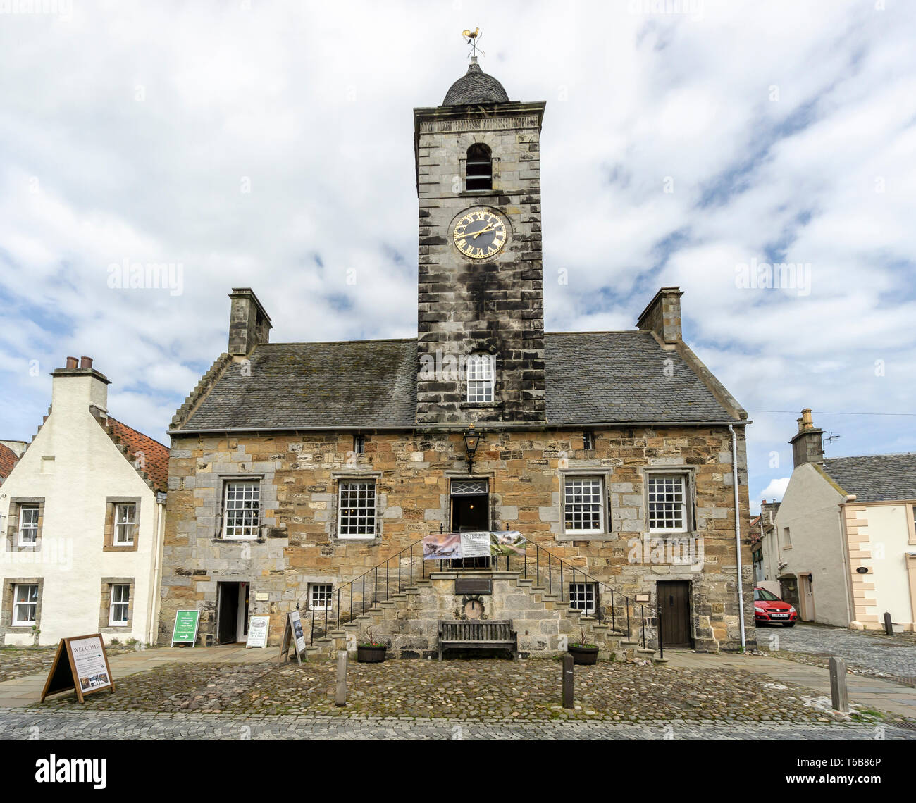 Maison de ville de Culross Sandhaven avec tour de l'horloge dans la ville du SNRC Royal Burgh de Culross Fife Scotland UK Banque D'Images