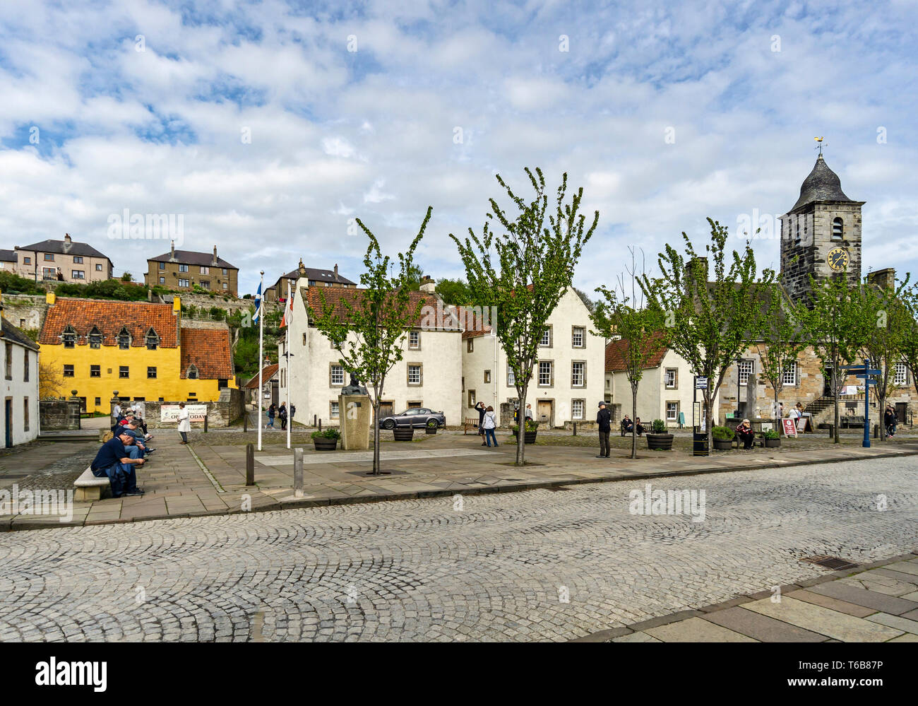 Vue sur la place à gauche et le palais de Culross Town House dans la ville du SNRC Royal Burgh de Culross Fife Scotland UK Banque D'Images