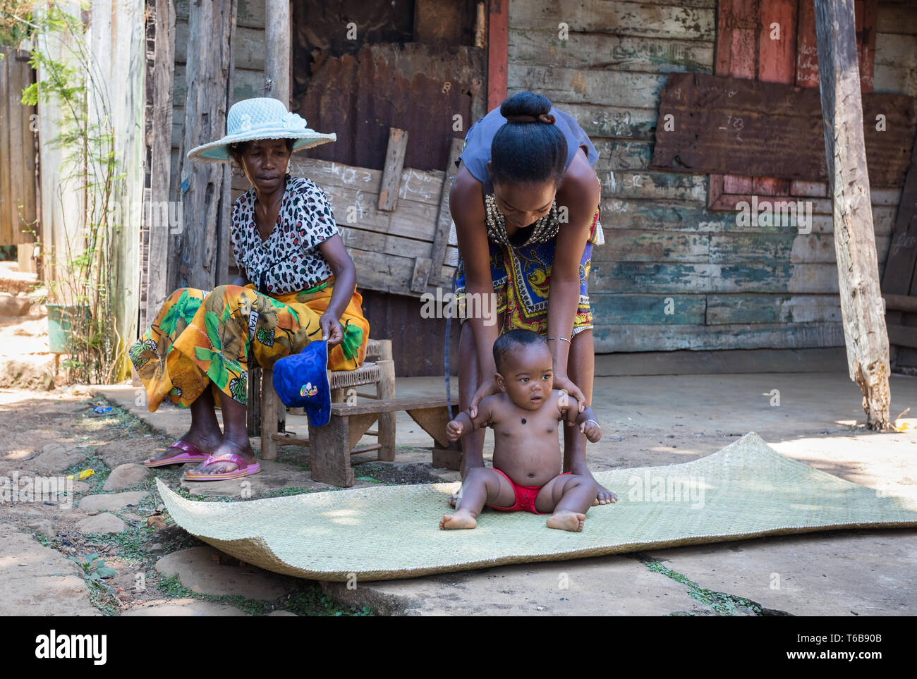 Femme Malgache avec bébé se reposant dans l'ombre, Madagascar Banque D'Images