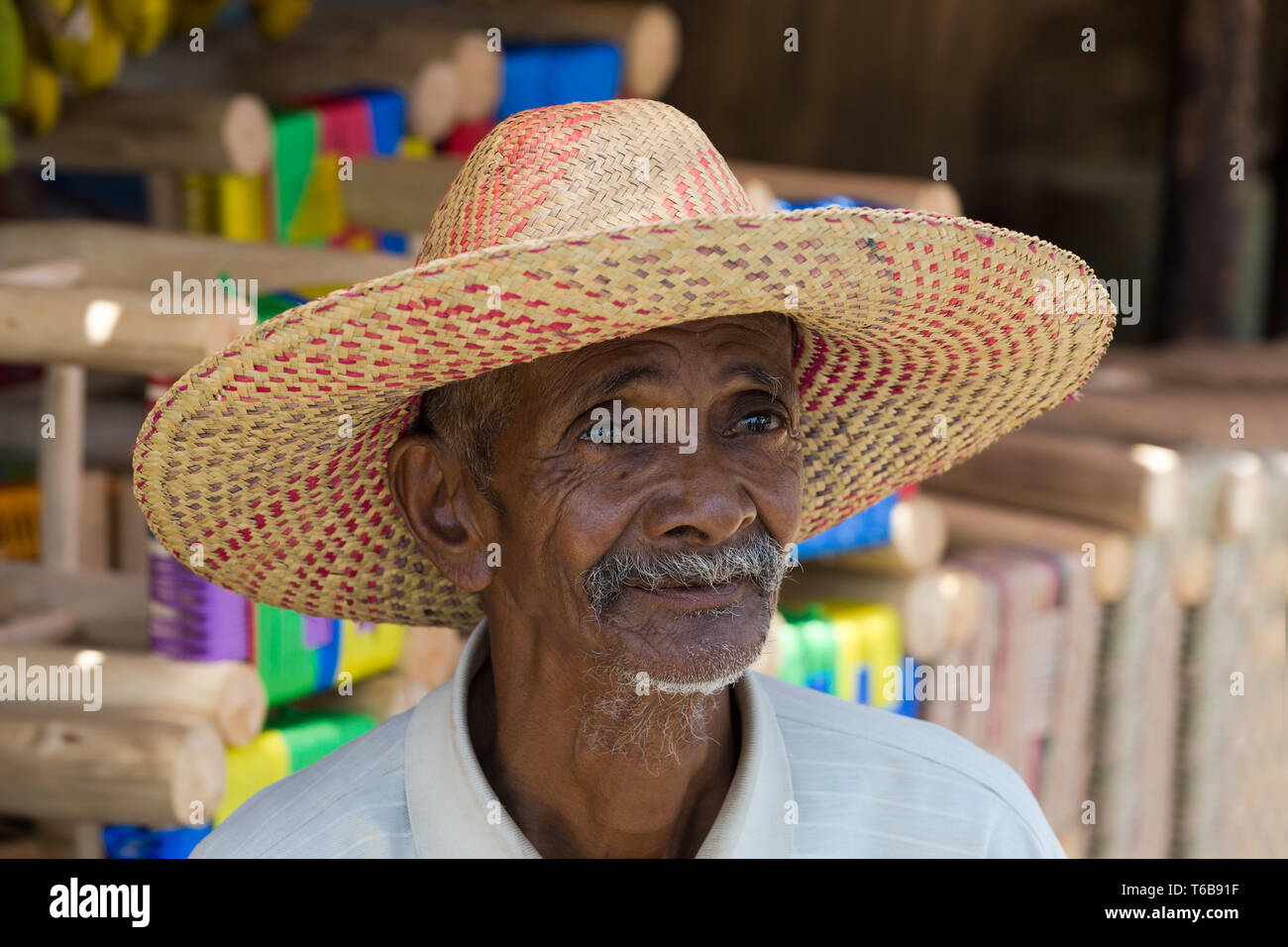 Portrait d'ancien homme malgache avec chapeau de paille Photo Stock - Alamy