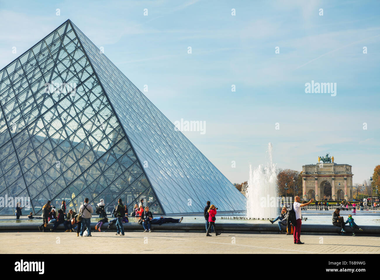 La pyramide du Louvre à Paris Banque D'Images