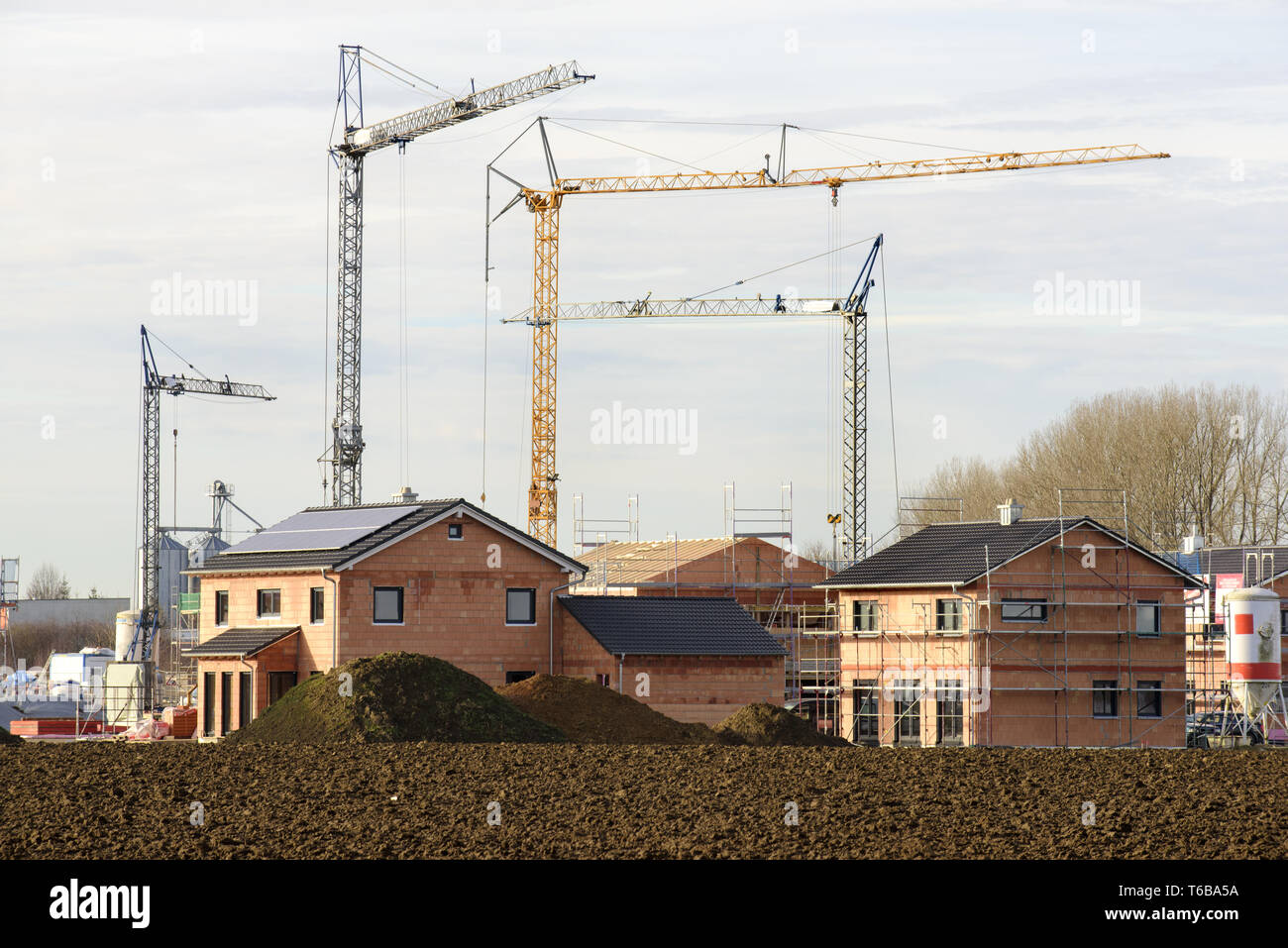 De nouvelles maisons en construction avec de nombreuses grues Banque D'Images