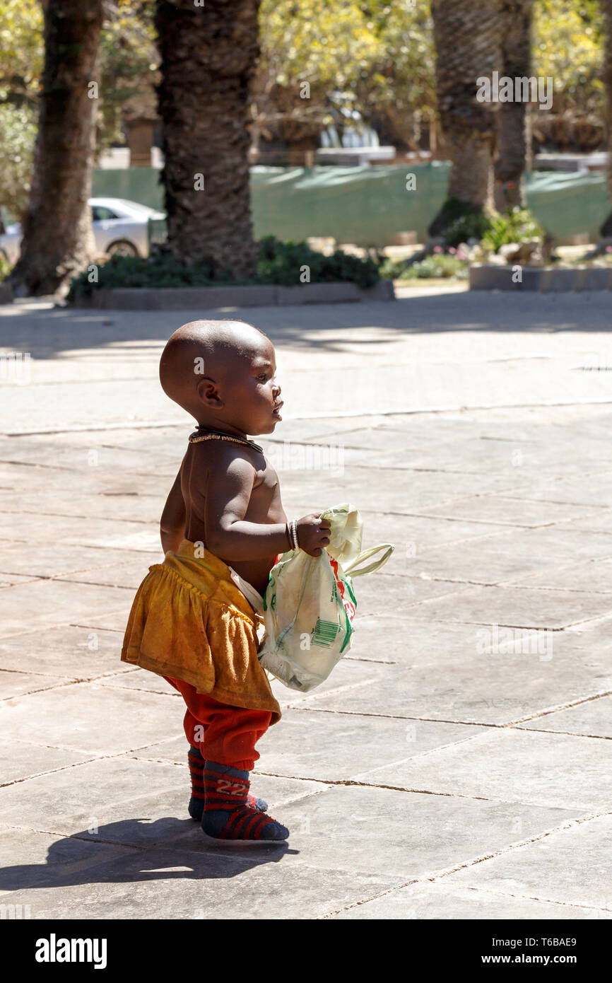 Himbas tribu de bébé non identifiés en Namibie Banque D'Images