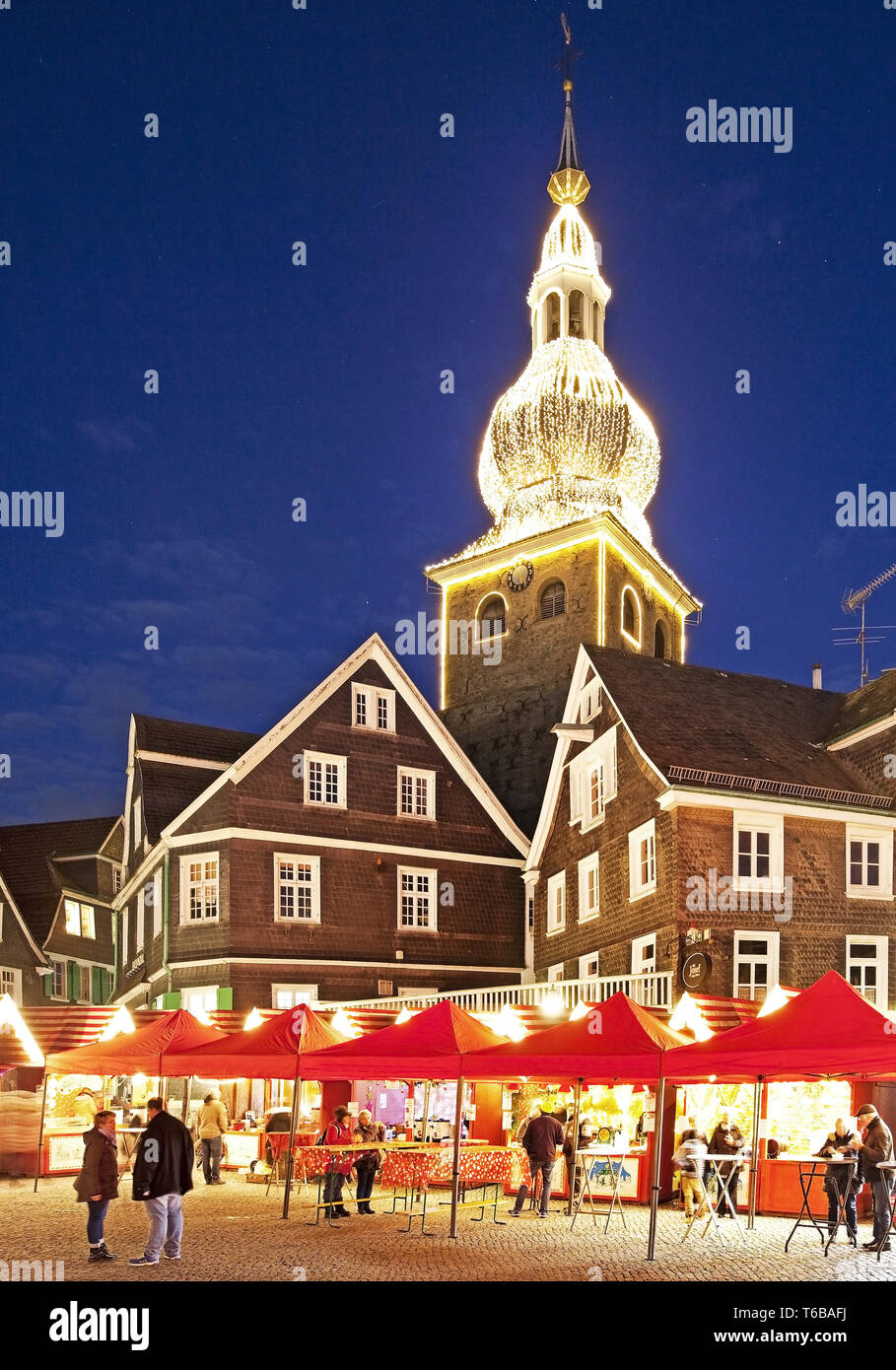 Vieille ville historique de Lennep avec marché de Noël et de l'église évangélique d'Ville, Remscheid, Allemagne Banque D'Images