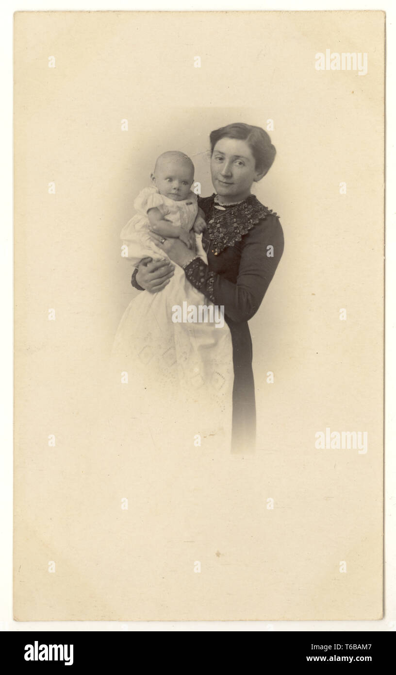Ww1 Carte Postale L Ere De La Mere Tenant Son Bebe Age De 9 Semaines Fille Emily Coombe Date 1918 Paques U K Photo Stock Alamy