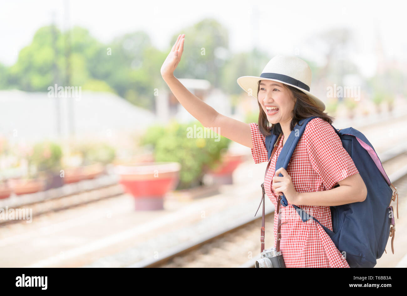 Les jeunes voyageurs avec sac à dos et Hipster vintage camera dire bonjour  ou au revoir à un ami, voyage, voyage pour femme concept Photo Stock - Alamy