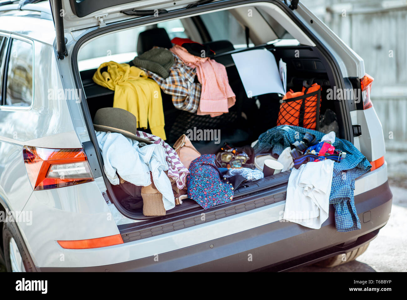 Coffre de voiture rempli de vêtements pour changer Photo Stock - Alamy