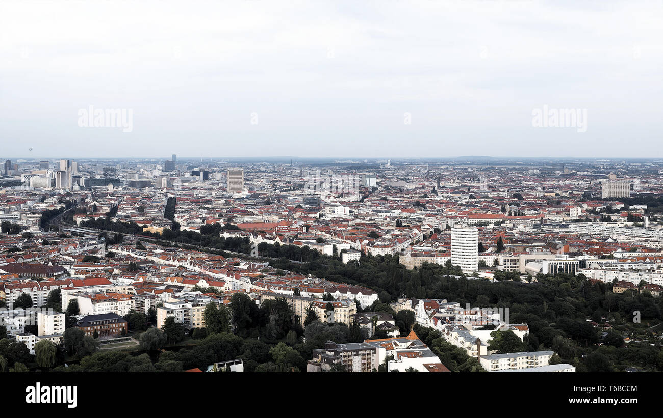 Un contraste élevé Panorama de Berlin avec ciel clair Banque D'Images