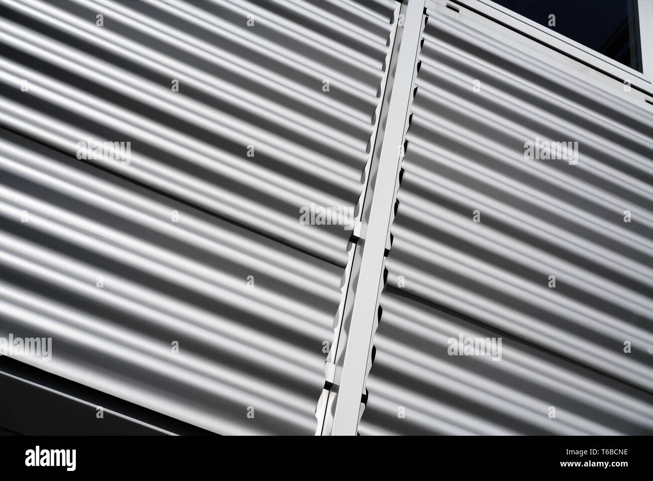 La tôle ondulée en aluminium sur une façade Banque D'Images