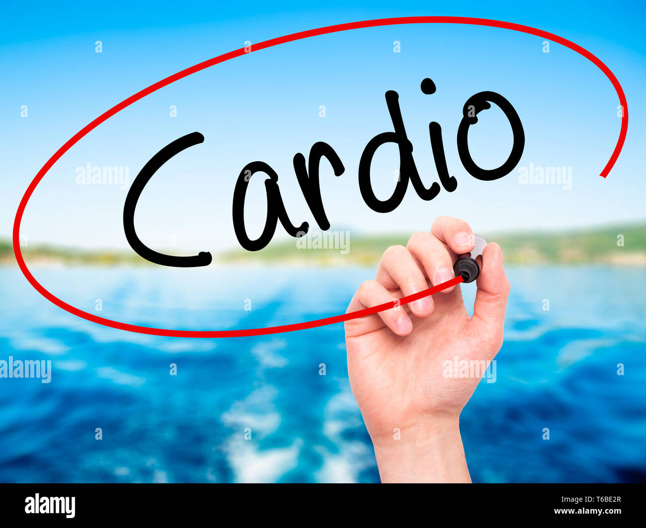 Man main écrit avec Cardio marqueur noir sur l'écran visuel Banque D'Images