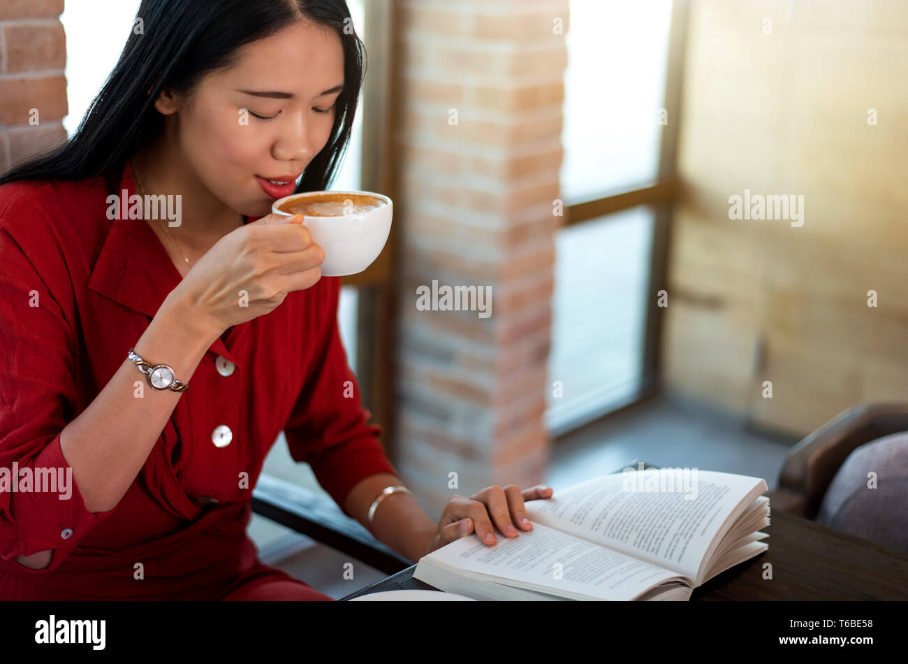Girl du café dans le bar et la lecture d'un livre Banque D'Images