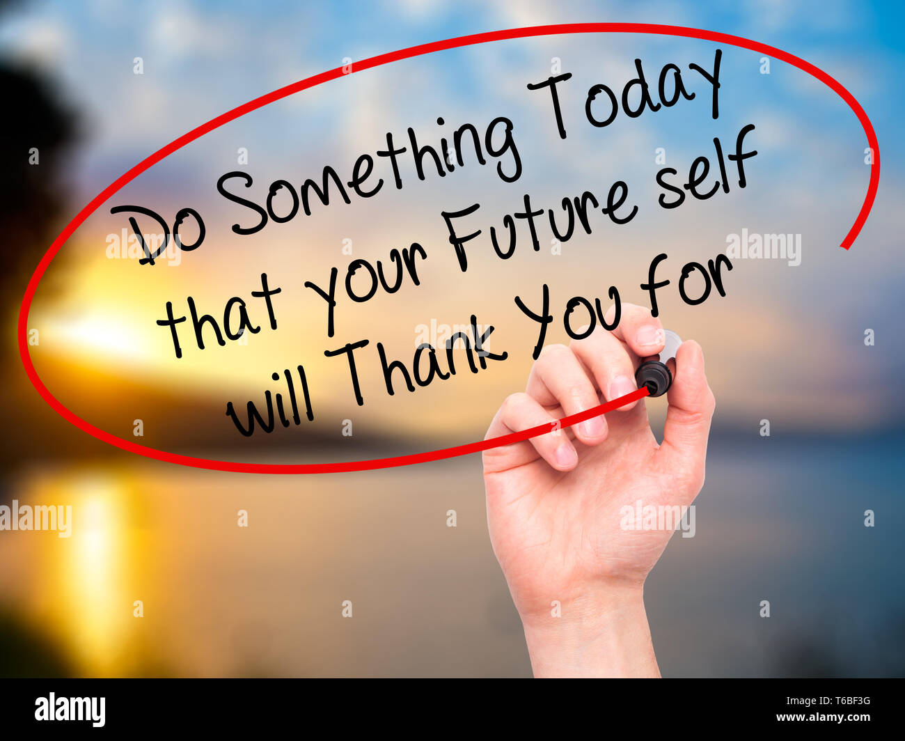 Man main écrit faire quelque chose aujourd'hui que votre soi futur vous remercieront avec marqueur noir sur l'écran visuel. Banque D'Images