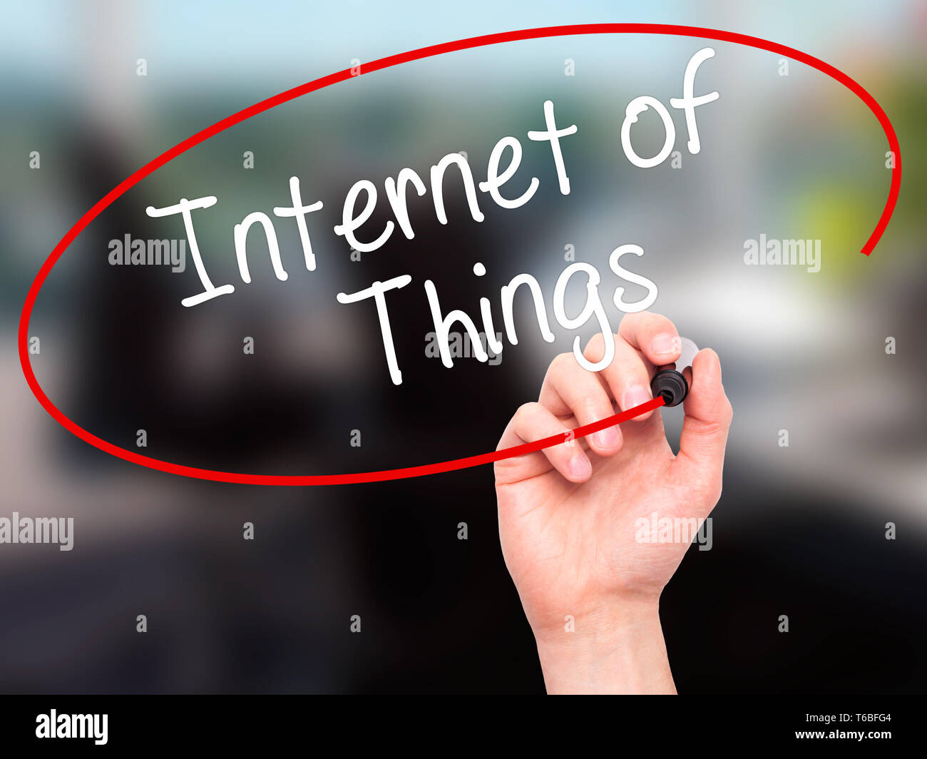 Man main écrit Internet des objets avec marqueur noir sur l'écran visuel Banque D'Images