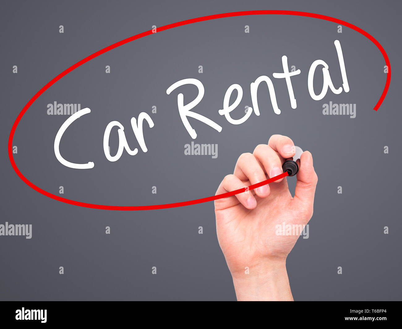 L'homme la main de voiture avec marqueur noir sur l'écran visuel Banque D'Images