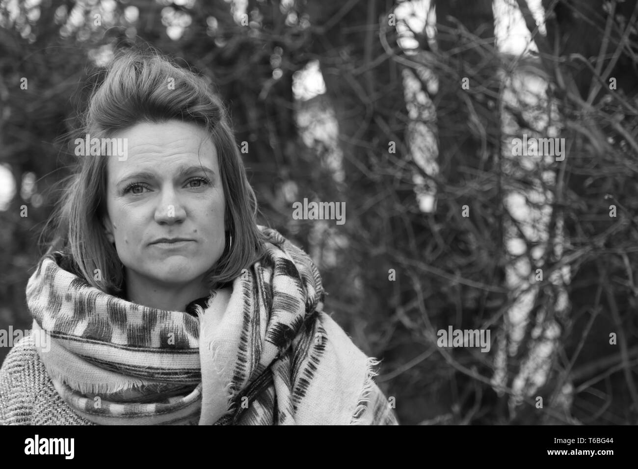 Portrait d'une jeune fille de race blanche typiquement anglais, dans un parc. La photographie en noir et blanc. Banque D'Images