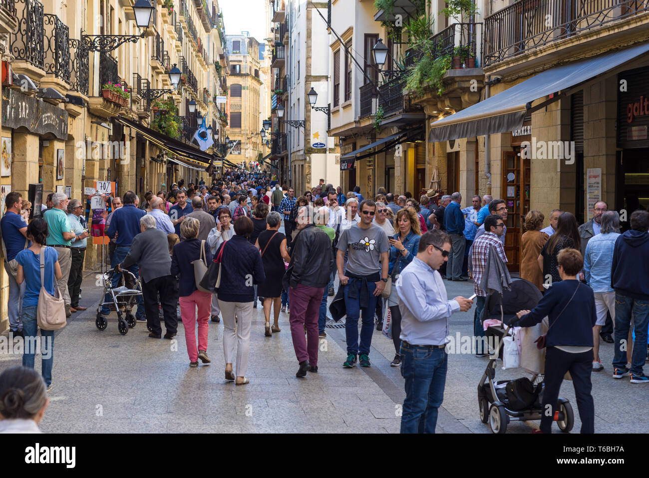 Beaucoup de personnes visitent la vieille ville de San Sebastian Banque D'Images