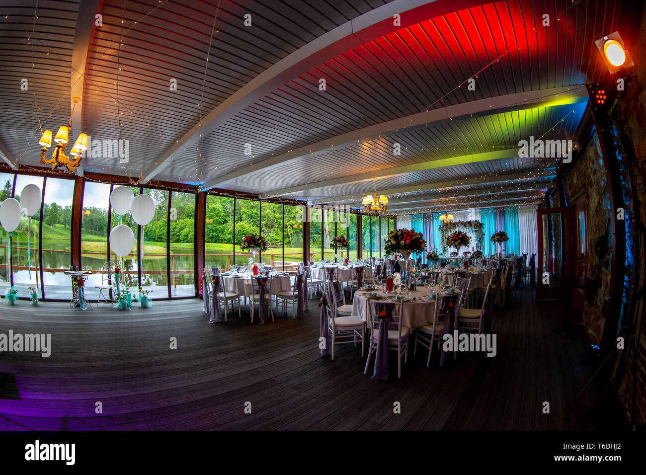 Décoration de luxe pour votre réception de mariage au traiteur restaurant à côté de l'étang. Tables d'hôtes de luxe dans la salle de banquet de mariage décoré. D festive Banque D'Images