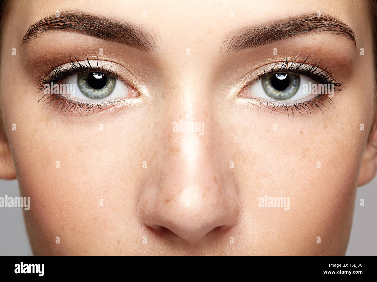 Closeup macro portrait de visage de femme. Femme de l'yeux ouverts avec  beauty maquillage de jour. Fille avec une peau parfaite et de rousseur  Photo Stock - Alamy