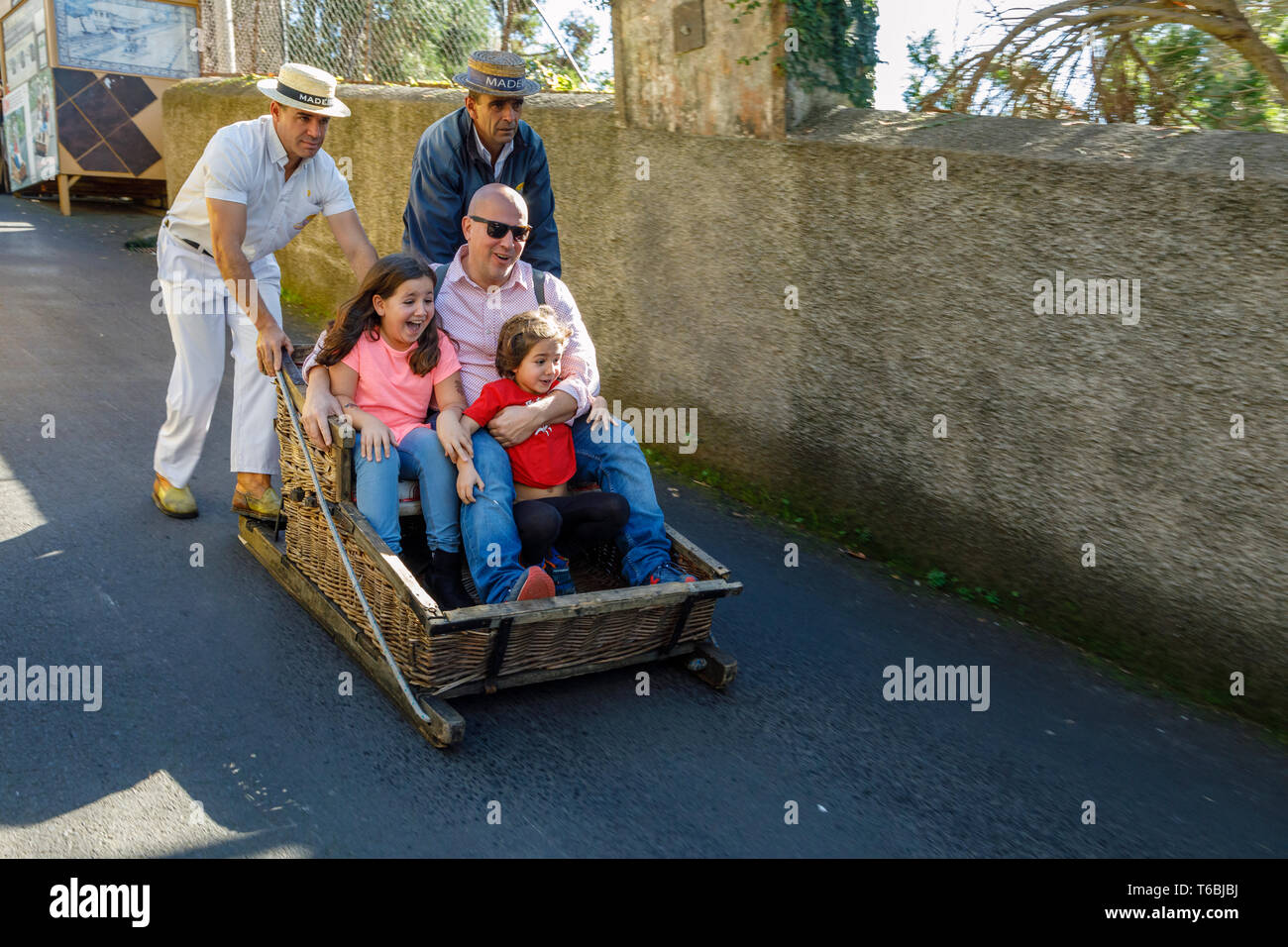 Les touristes de prendre un toboggan ride à Monte, Funchal, Madère Banque D'Images