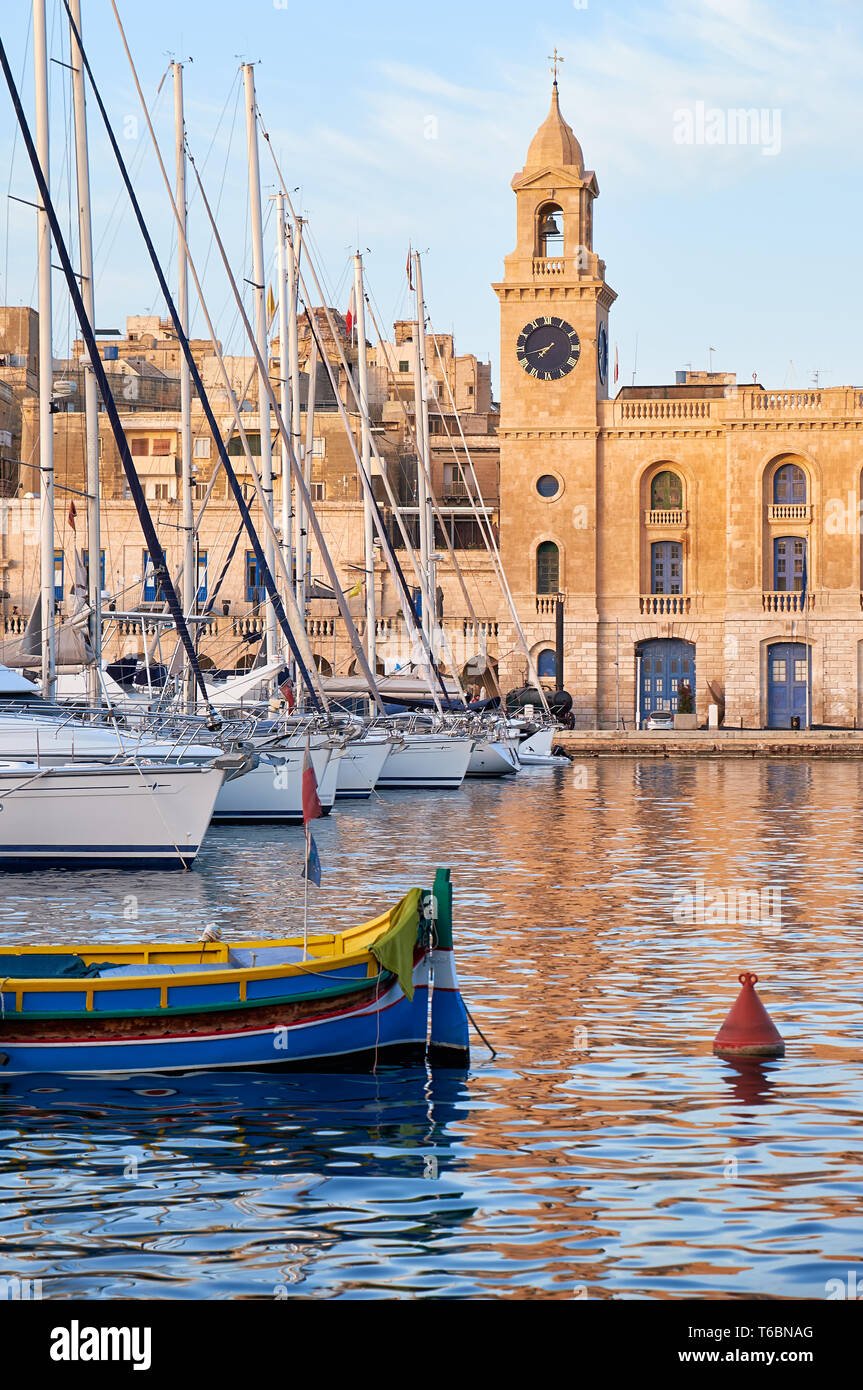 Bateau traditionnel maltais (Luzzu) et yachts amarrés dans le port en face du Musée maritime de Malte. Banque D'Images