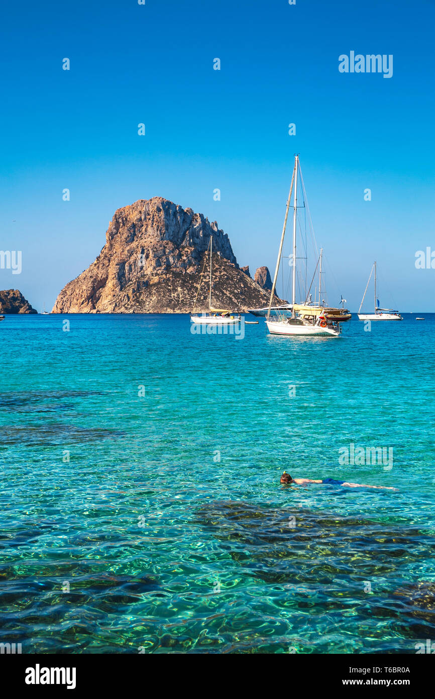 Cala Dhort Beach. Dans l'arrière-plan, l'île de Es Vedra. Sant Josep de sa Talaia. L'île d'Ibiza. Iles Baléares. Îles. Espagne Banque D'Images