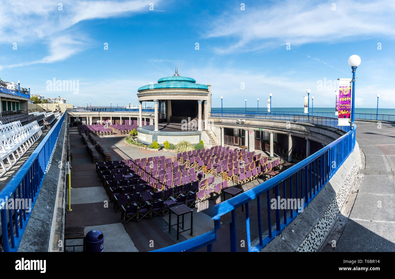 Eastbourne. La promenade du théâtre de plein air et au kiosque à la populaire station balnéaire d'Eastbourne sur la côte sud-est de l'East Sussex en Angleterre Banque D'Images