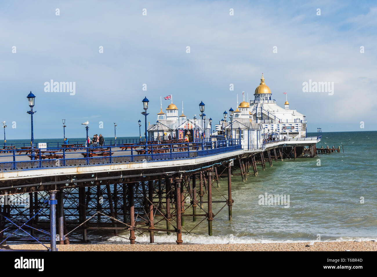 Eastbourne. La promenade et la jetée à la populaire station balnéaire d'Eastbourne sur la côte sud-est de l'East Sussex en Angleterre Banque D'Images