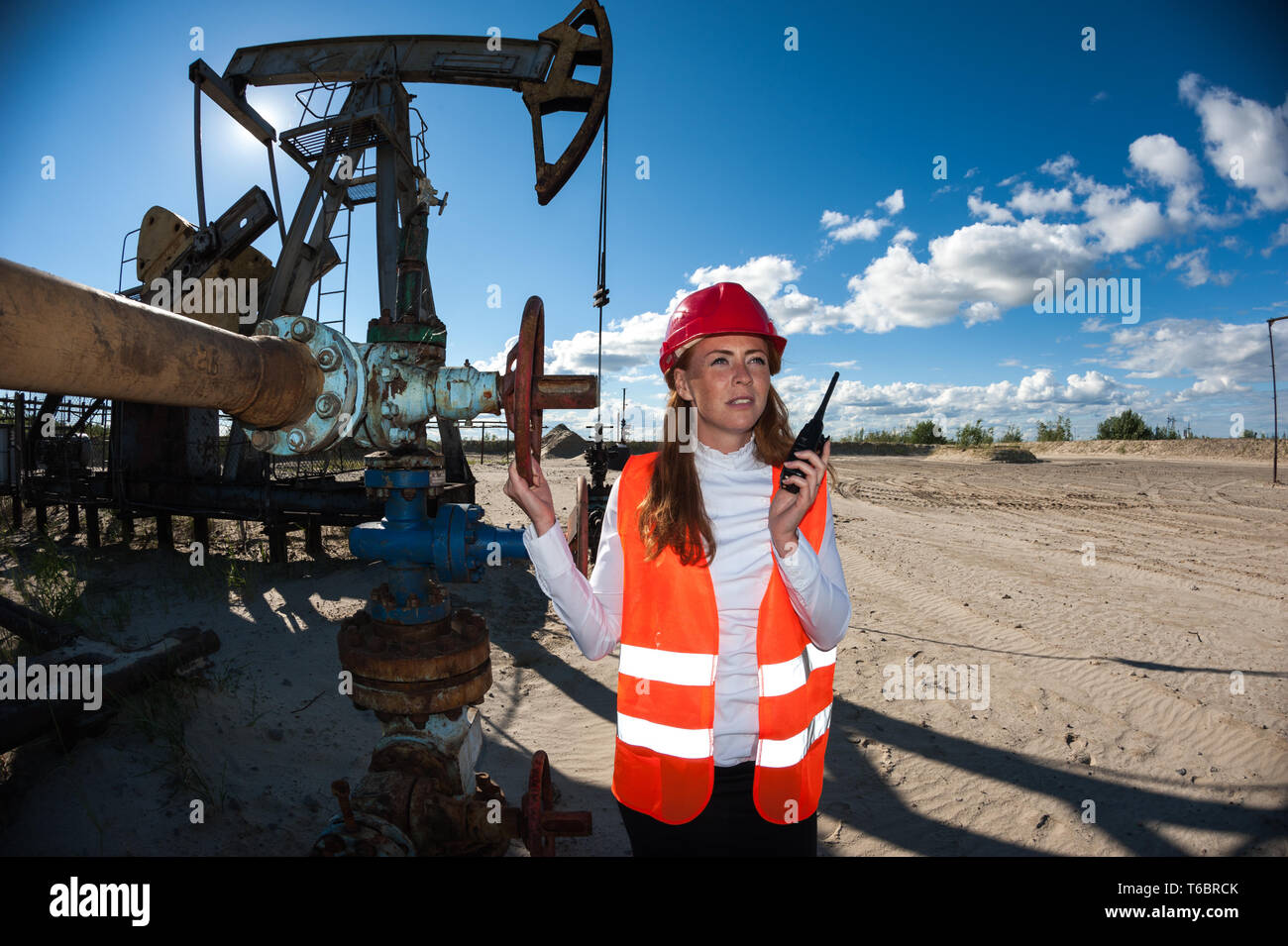 Femme ingénieur dans le oilfield Banque D'Images