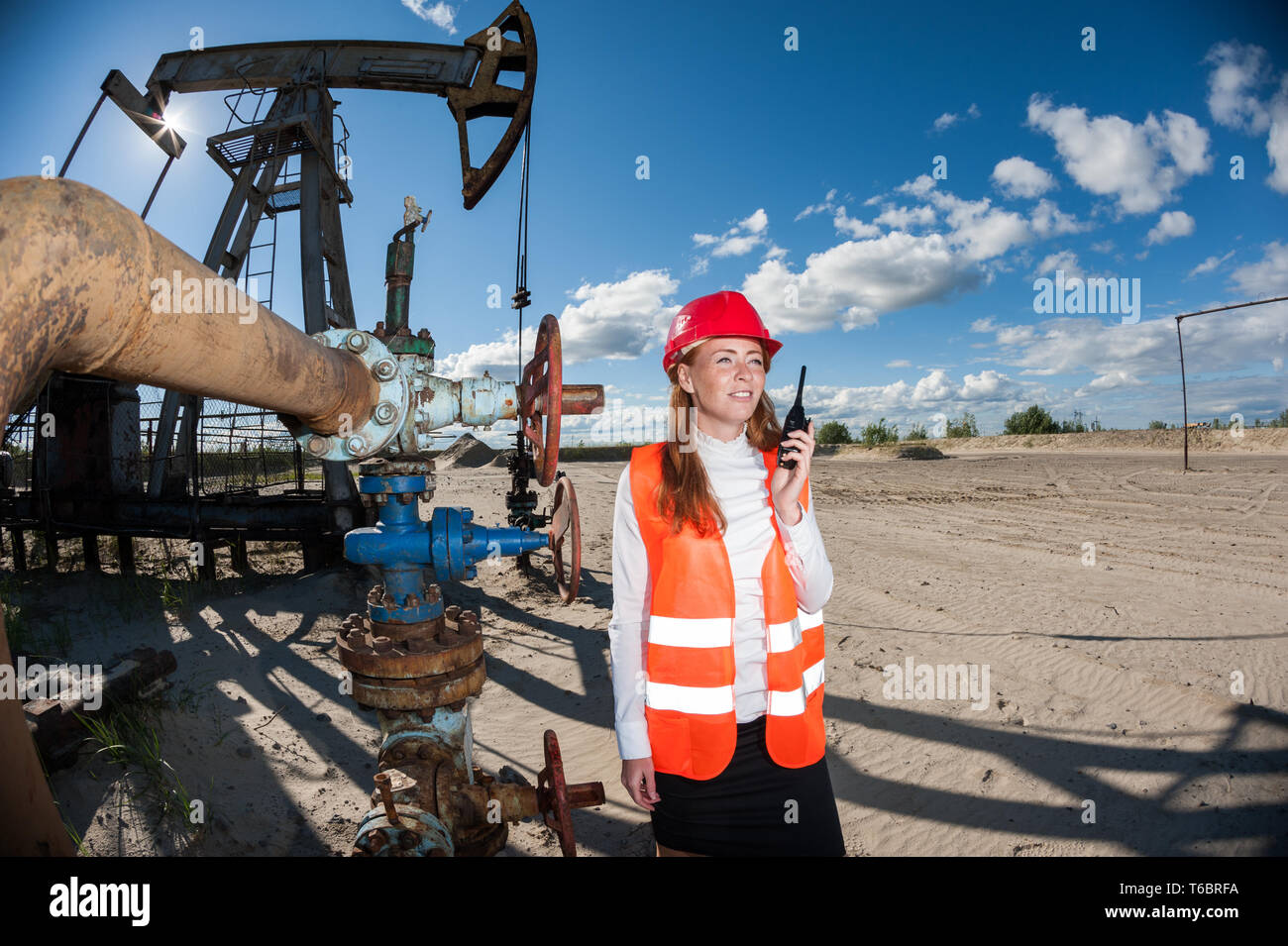 Femme ingénieur dans le oilfield Banque D'Images