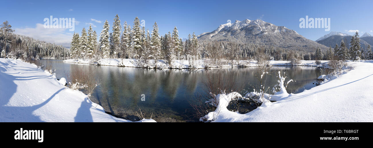 Paysage panoramique en Bavière et la rivière en hiver avec de la glace et de la neige Banque D'Images